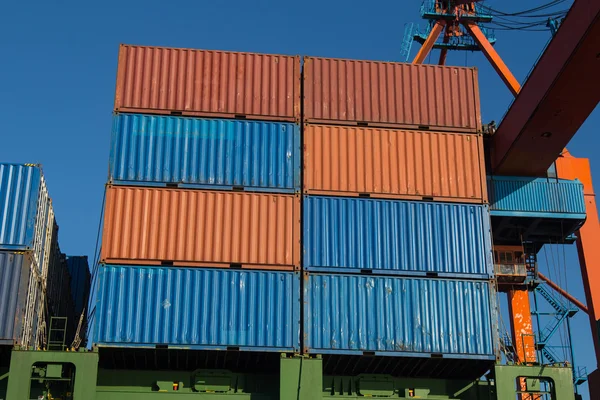 Containerschiff wird im Hafen verladen — Stockfoto