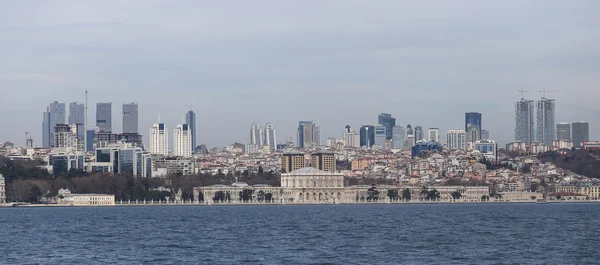 Palacio Dolmabahce y Besiktas en la ciudad de Estambul —  Fotos de Stock