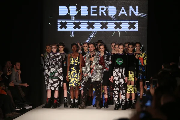 DB Berdan Catwalk in Mercedes-Benz Fashion Week Istanbul — Stock Photo, Image