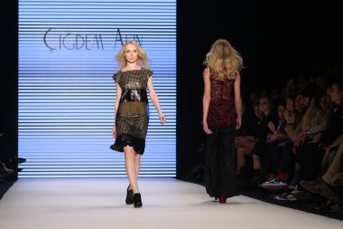 Çiğdem Akın Catwalk Mercedes-Benz moda hafta Istanbul'da
