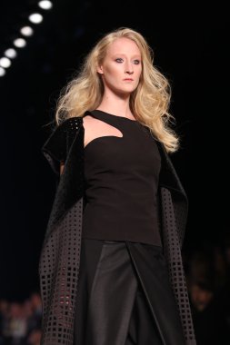 Çiğdem Akın Catwalk Mercedes-Benz moda hafta Istanbul'da