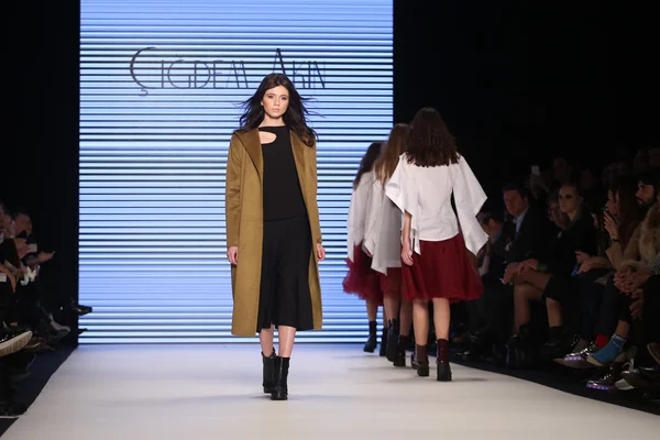 Cigdem Akin Catwalk in Mercedes-Benz Fashion Week Istanbul — Stock Photo, Image