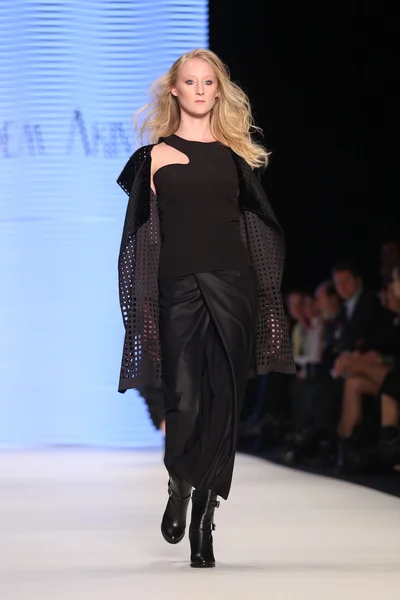 Cigdem Akin Catwalk dans Mercedes-Benz Fashion Week Istanbul — Photo