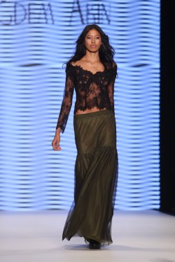 Çiğdem Akın Catwalk Mercedes-Benz moda hafta Istanbul'da