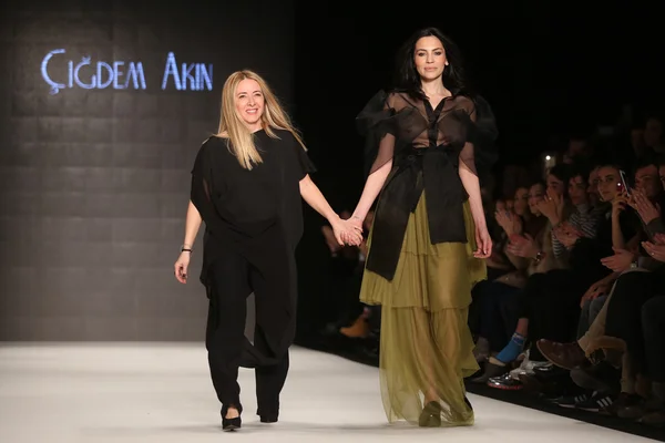 Cigdem Akin wybiegu w Mercedes-Benz Fashion Week Istanbul — Zdjęcie stockowe