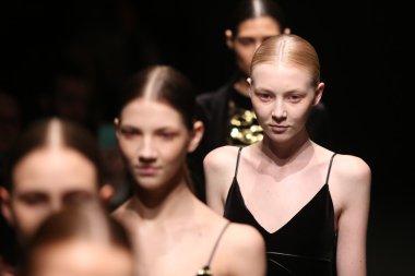 Sudi Etuz Catwalk Mercedes-Benz moda hafta Istanbul'da