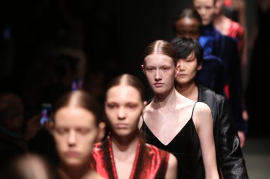 Sudi Etuz Catwalk Mercedes-Benz moda hafta Istanbul'da