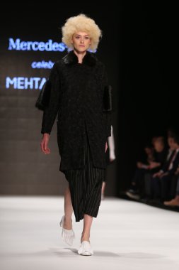 Mehtap Elaidi Catwalk Mercedes-Benz moda hafta Istanbul'da