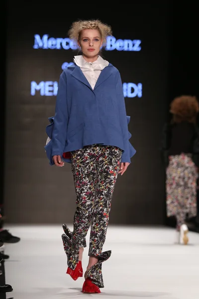 Mehtap Elaidi Catwalk dans Mercedes-Benz Fashion Week Istanbul — Photo