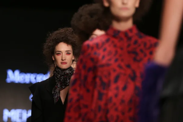 Pasarela Mehtap Elaidi en Mercedes-Benz Fashion Week Estambul — Foto de Stock