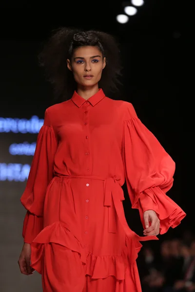 Mehtap Elaidi Catwalk Mercedes-Benz moda hafta Istanbul'da — Stok fotoğraf