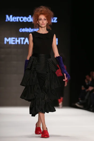 Mehtap Elaidi wybiegu w Mercedes-Benz Fashion Week Istanbul — Zdjęcie stockowe