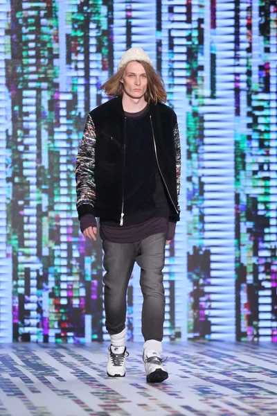 Pasarela Brand Who en Mercedes-Benz Fashion Week Estambul —  Fotos de Stock