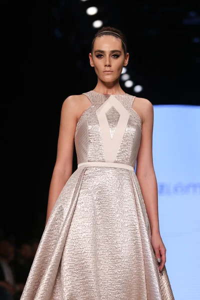 Ozlem Erkan Catwalk i Mercedes-Benz Fashion Week Istanbul — Stockfoto