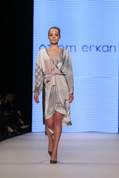 Ozlem Erkan wybiegu w Mercedes-Benz Fashion Week Istanbul — Zdjęcie stockowe