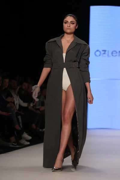 Ozlem Erkan Catwalk dans Mercedes-Benz Fashion Week Istanbul — Photo