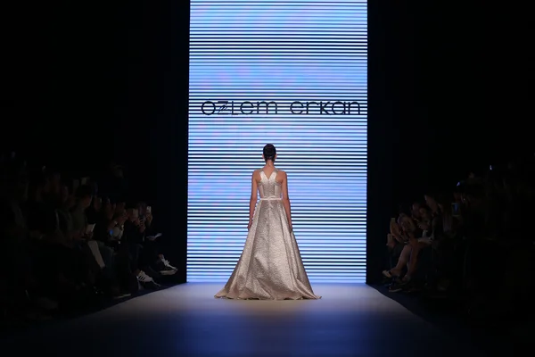 Ozlem Erkan wybiegu w Mercedes-Benz Fashion Week Istanbul — Zdjęcie stockowe