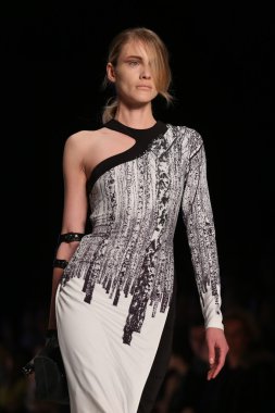 Tuba Ergin Catwalk Mercedes-Benz moda hafta Istanbul'da