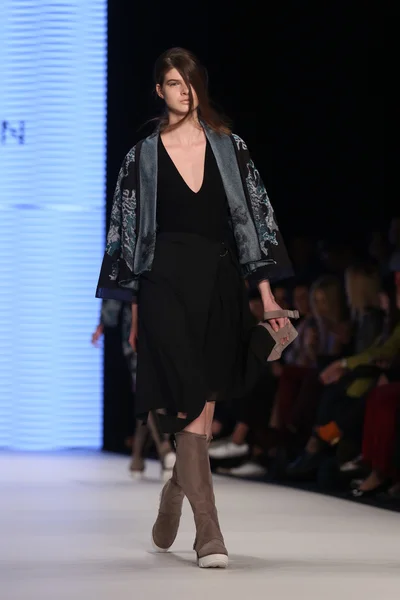 Tuba Ergin wybiegu w Mercedes-Benz Fashion Week Istanbul — Zdjęcie stockowe