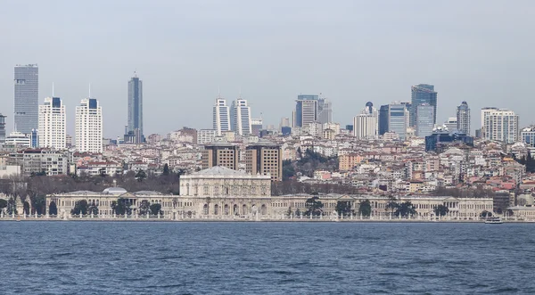 Дворец Долмабахче и Бешикташ в Стамбуле — стоковое фото