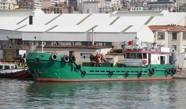 Vrachtschip op scheepswerf — Stockfoto