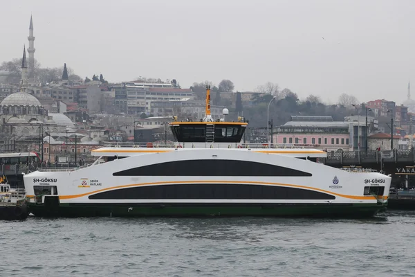 Istanbul'da beyaz feribot