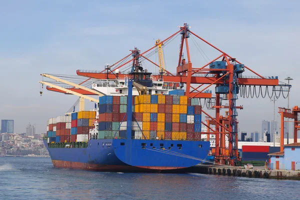 Containerschiff im Hafen — Stockfoto