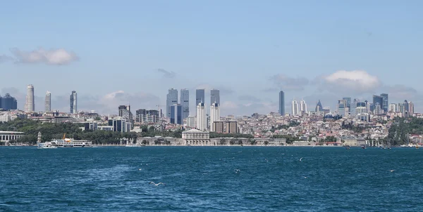 Palác Dolmabahce a Besiktas v město Istanbul, Turecko — Stock fotografie