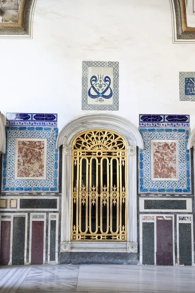 Вікно в палацу Топкапи, Стамбул, Туреччина — стокове фото