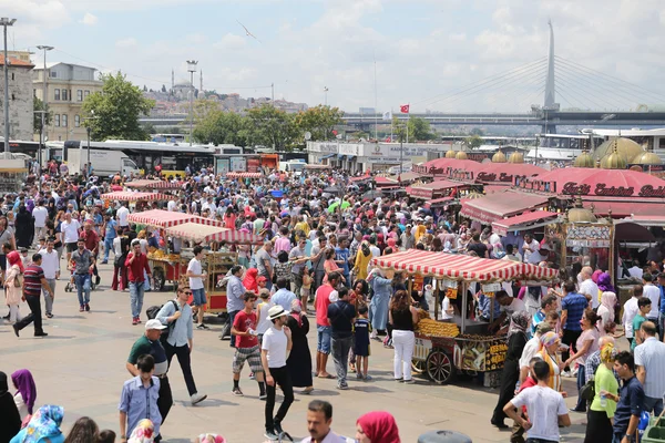 People in Eminonu, Istanbul — Stock Photo, Image