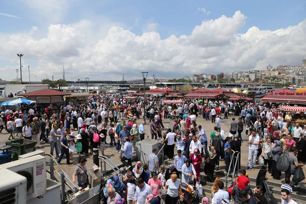 People in Eminonu, Istanbul — Stock Photo, Image