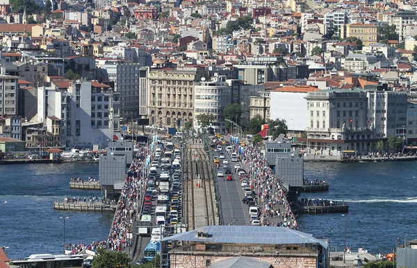 Ponte Galata e distrito de Karakoy na cidade de Istambul — Fotografia de Stock