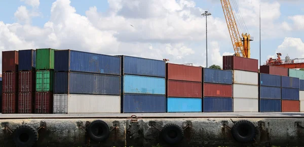 Kontejnery v přístavu — Stock fotografie