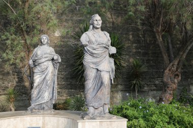 Bodrum Kalesi önünde heykel