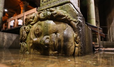 Medusa temel sütun Yerebatan Sarnıcı, Istanbul şehir içinde