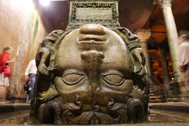 Medusa temel sütun Yerebatan Sarnıcı, Istanbul şehir içinde
