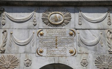 Istanbul'da eski bir çeşme üzerinden dekorasyon