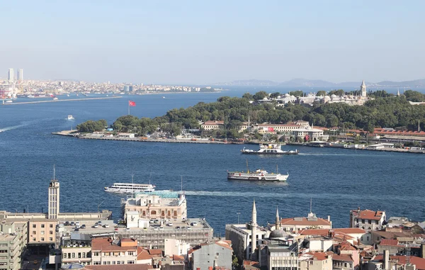 Karakoy a palác Topkapi v Istanbulu City — Stock fotografie