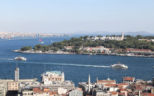 Каракой и Дворец Топкапы в Стамбуле — стоковое фото