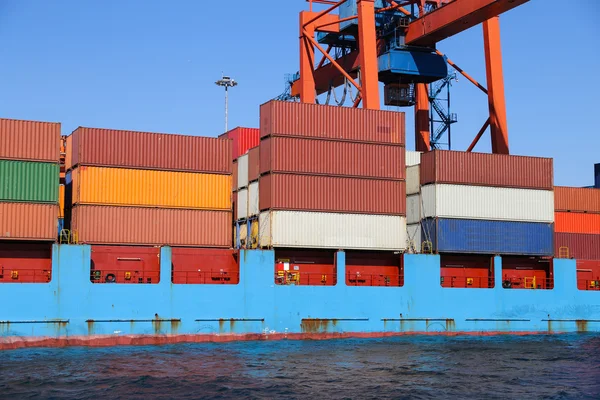 Containerschiff im Hafen — Stockfoto