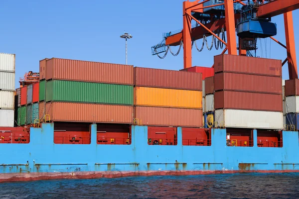 Containerschiff im Hafen — Stockfoto