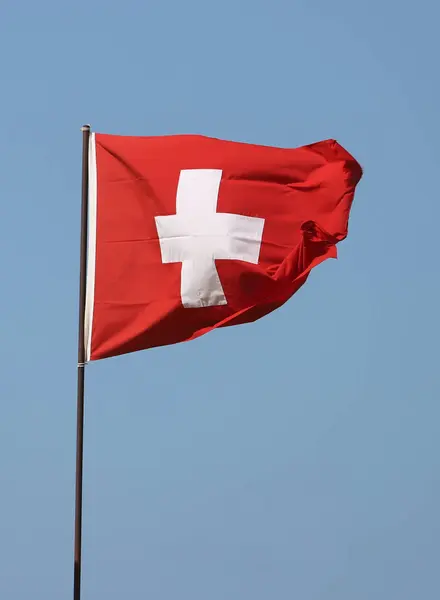 Svájci Zászló Alatt Repülő Zászlórúd Kék Háttér — Stock Fotó
