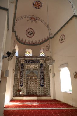 BURSA, TURKEY - 12 Ekim 2020: Trilye Bölgesindeki Fatih Camii. Osmanlı 'nın şehri fethetmesinden sonra, 1661 yılında bir camiye dönüştürüldü.