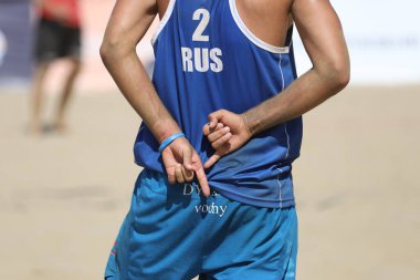 IZMIR, TURKEY - SEPTEMBER 27, 2020: Selcuk Pamucak Plajı 'nda oynanan U22 Plaj Voleybol Şampiyonası yarı final karşılaşmasında Rus takımının tanımlanamayan atleti.