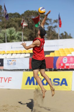 IZMIR, TURKEY - SEPTEMBER 27, 2020: Selcuk Pamucak Plajı 'nda oynanan U22 Plaj Voleybol Şampiyonası' nda Alman takımının tanımlanamayan atleti.