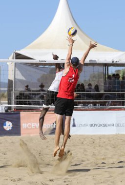 IZMIR, TURKEY - SEPTEMBER 27, 2020: Selcuk Pamucak Plajı 'nda oynanan U22 Plaj Voleybol Şampiyonası' nda Alman takımlarının tanımlanamayan sporcuları.