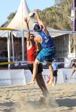 IZMIR, TURKEY - SEPTEMBER 27, 2020: Selcuk Pamucak Plajı 'nda oynanan U22 Plaj Voleybol Şampiyonası final karşılaşmasında Rus ve Polonyalı takımların tanımlanamayan sporcuları.