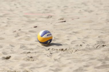 IZMIR, TURKEY - 26 Eylül 2020: Mikasa VLS300, Selcuk Pamucak Plajı 'nda düzenlenen U22 Plaj Voleybol Şampiyonası resmi topudur..
