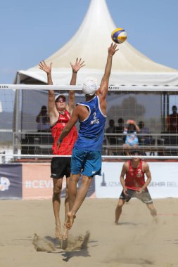 IZMIR, TURKEY - SEPTEMBER 27, 2020: Selcuk Pamucak Plajı 'nda oynanan U22 Plaj Voleybol Şampiyonası yarı final karşılaşmasında Alman ve Rus takımlarının tanımlanamayan sporcuları.
