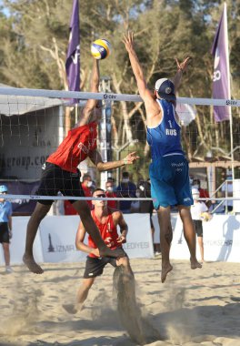 IZMIR, TURKEY - SEPTEMBER 27, 2020: Selcuk Pamucak Plajı 'nda oynanan U22 Plaj Voleybol Şampiyonası final karşılaşmasında Rus ve Polonyalı takımların tanımlanamayan sporcuları.